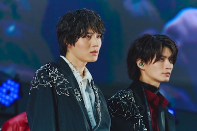 小泉光咲と杢代和人。（撮影：加賀翔［かが屋］）