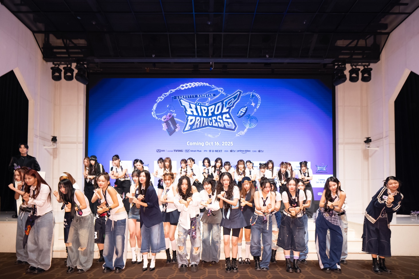 タイトル曲「Do my thang」を披露する「Unpretty Rapstar : HIP POP Princess]」参加者たち。©Mnet
