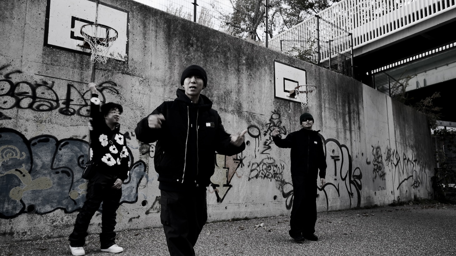 Catarrh Nisin「Strike Back Ft. 日本猿 & Glocky（Prod. By J2S）」ミュージックビデオより。