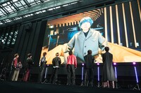 川谷絵音からのメッセージを聞くメンバー。（撮影：高橋まりな）