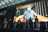 川谷絵音からのメッセージを聞くメンバー。(撮影:高橋まりな)