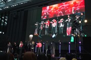 加賀のライブ写真を見るメンバー。（撮影：高橋まりな）