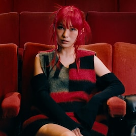 a子、イギリスへの憧れ込めた新曲「モナリザ」MV公開 舞台はロンドンの映画館