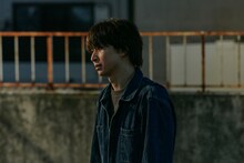 映画「ナイトフラワー」より佐久間大介（Snow Man）の場面カット。