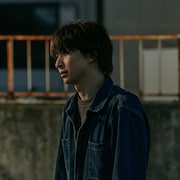 佐久間大介は黒髪の青年、渋谷龍太は“夜の帝王” 映画「ナイトフラワー」場面カット公開