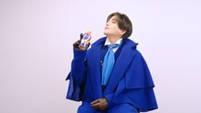 八木勇征（FANTASTICS）が「紅茶花伝」を飲んで余韻に浸っている様子。