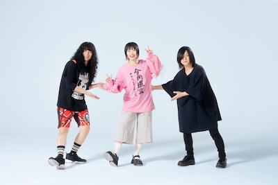 ヤバイTシャツ屋さん。中央がありぼぼ。