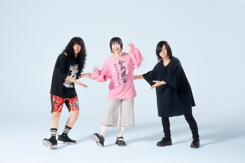 ヤバイTシャツ屋さん。中央がありぼぼ。