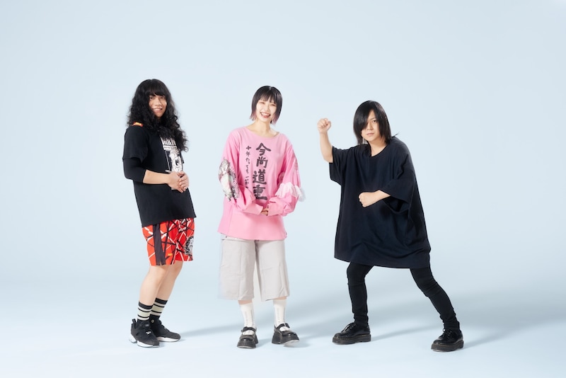 ヤバイTシャツ屋さん。中央がありぼぼ。