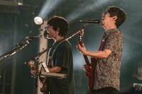 左から岸田繁（Vo, G / くるり）、後藤正文（Vo, G / ASIAN KUNG-FU GENERATION）。（撮影：井上嘉和）