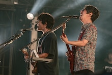 左から岸田繁（Vo, G / くるり）、後藤正文（Vo, G / ASIAN KUNG-FU GENERATION）。（撮影：井上嘉和）