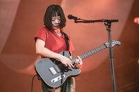 宮崎朝子（G, Vo / SHISHAMO）（撮影：井上嘉和）
