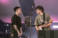 左からPES（RIP SLYME）、岸田繁（Vo, G / くるり）。（撮影：井上嘉和）