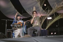 会場近くを通った電車に反応する青葉市子と岸田繁（Vo, G / くるり）。（撮影：井上嘉和）