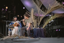 左から青葉市子、岸田繁（Vo, G / くるり）。（撮影：井上嘉和）