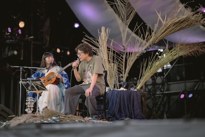 左から青葉市子、岸田繁（Vo, G / くるり）。（撮影：井上嘉和）