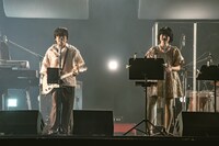 左から岸田繁（Vo, G / くるり）、畳野彩加（Homecomings）。（撮影：井上嘉和）