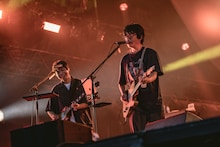 左から喜多建介（G, Vo / ASIAN KUNG-FU GENERATION）、岸田繁（Vo, G / くるり）。（撮影：井上嘉和）