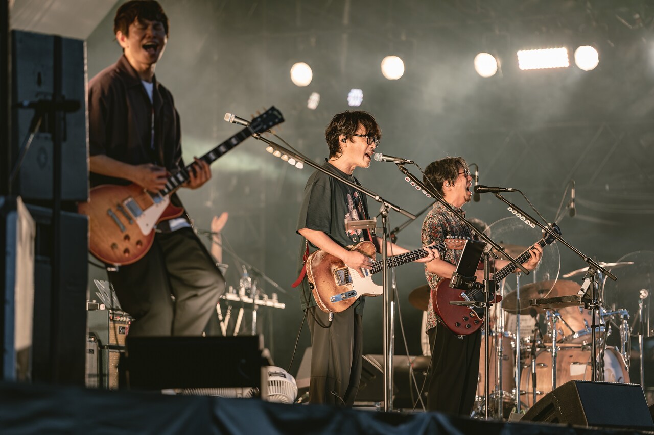 岸田繁（Vo, G / くるり）とASIAN KUNG-FU GENERATIONのコラボの様子