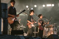 岸田繁（Vo, G / くるり）とASIAN KUNG-FU GENERATIONのコラボの様子。（撮影：井上嘉和）