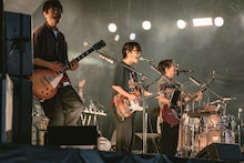 岸田繁（Vo, G / くるり）とASIAN KUNG-FU GENERATIONのコラボの様子。（撮影：井上嘉和）