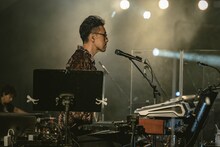 くるりのサポートを務めた野崎泰弘（Key）。（撮影：井上嘉和）