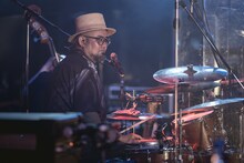 くるりのサポートを務めたsenoo ricky（Dr）。（撮影：井上嘉和）