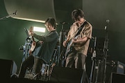 左から松本大樹（G）、岸田繁（Vo, G / くるり）。（撮影：井上嘉和）