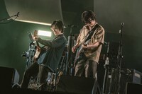 左から松本大樹（G）、岸田繁（Vo, G / くるり）。（撮影：井上嘉和）