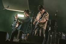 左から松本大樹（G）、岸田繁（Vo, G / くるり）。（撮影：井上嘉和）