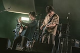 左から松本大樹(G)、岸田繁(Vo, G / くるり)。(撮影:井上嘉和)