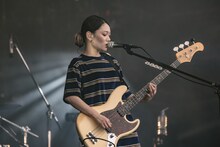 松岡彩（B / SHISHAMO）（撮影：井上嘉和）