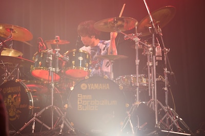 かみじょうちひろ（Dr / 9mm Parabellum Bullet）（撮影：大橋祐希）