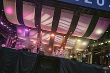 ASIAN KUNG-FU GENERATIONのステージの様子。（撮影：井上嘉和）