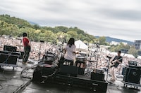 SHISHAMOのステージの様子。（撮影：井上嘉和）