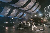 SHISHAMOのステージの様子。（撮影：井上嘉和）