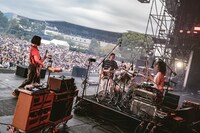 SHISHAMOのステージの様子。（撮影：井上嘉和）