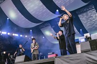 RIP SLYMEとくるりのコラボの様子。（撮影：井上嘉和）