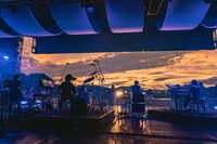 ASKAのステージの様子。（撮影：井上嘉和）