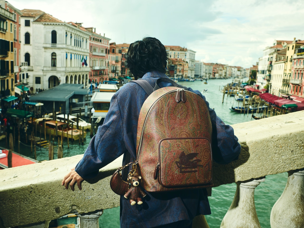 キンプリ髙橋海人、エトロ新コレクション纏ってヴェネツィア観光　穏やかなひとときを満喫