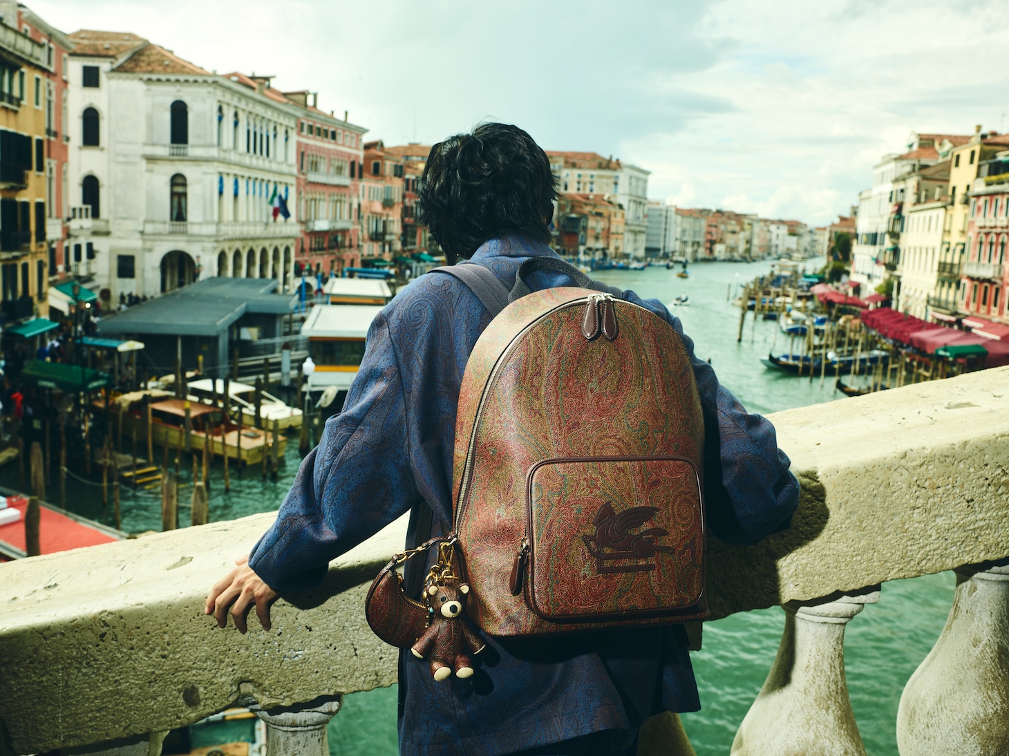 「A Journey to Venice with Kaito」より、ヴェネツィアを観光する髙橋海人。