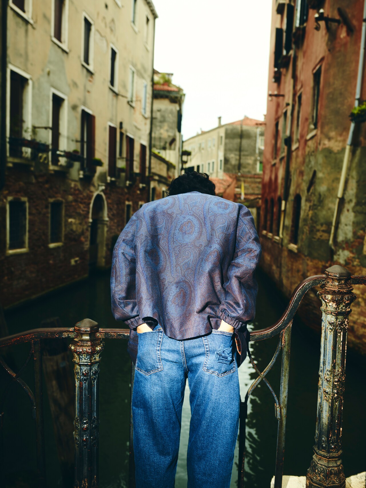 A Journey to Venice with Kaito」より、運河を眺める髙橋海人