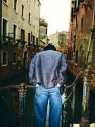 「A Journey to Venice with Kaito」より、運河を眺める髙橋海人。