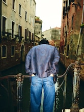 「A Journey to Venice with Kaito」より、運河を眺める髙橋海人。