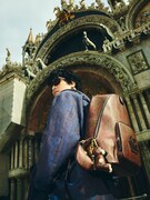 「A Journey to Venice with Kaito」より、アルニカバックパックを身に付けた髙橋海人。