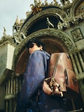 「A Journey to Venice with Kaito」より、アルニカバックパックを身に付けた髙橋海人。