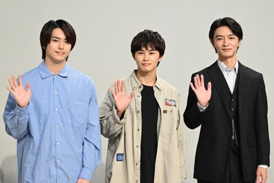 左から高野洸、草川拓弥（超特急）、細田善彦。