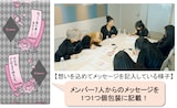 HANAコラボの「ソフィ センターインコンパクト1/2」個包装イメージとHANAが個包装にプリントするメッセージを記入する様子。