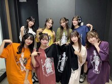 LONELY論理とのコラボTシャツを着たアルテミスの翼。