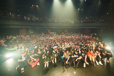 「ライブナタリー presents GANG PARADE SAY HELLO！2MAN'25」の記念写真。（撮影：大橋祐希）